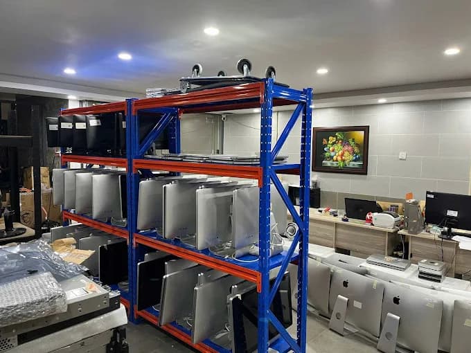 Khu vực trưng bày và lưu trữ thiết bị công nghệ tại VNXTECH
