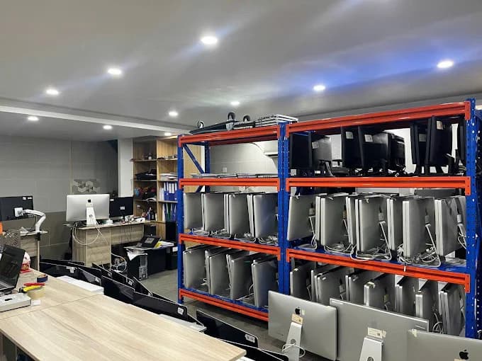 Khu vực thiết bị và không gian làm việc tại VNXTECH